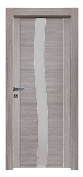 Una porta grigia con un pannello di vetro bianco su uno sfondo bianco.