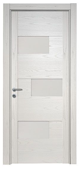 Una porta bianca con tre finestre e una maniglia su uno sfondo bianco.