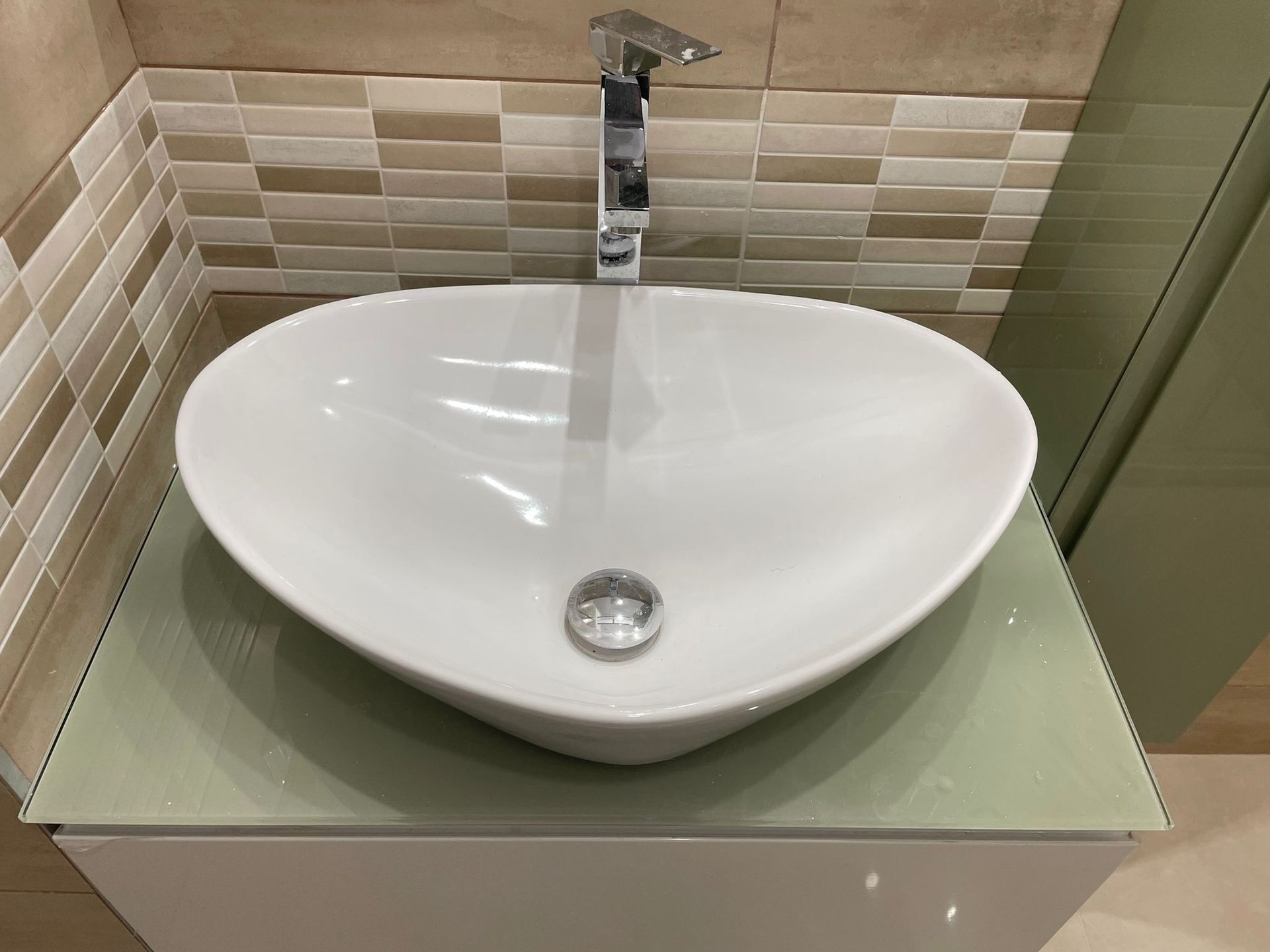 Un lavandino del bagno con un rubinetto sopra
