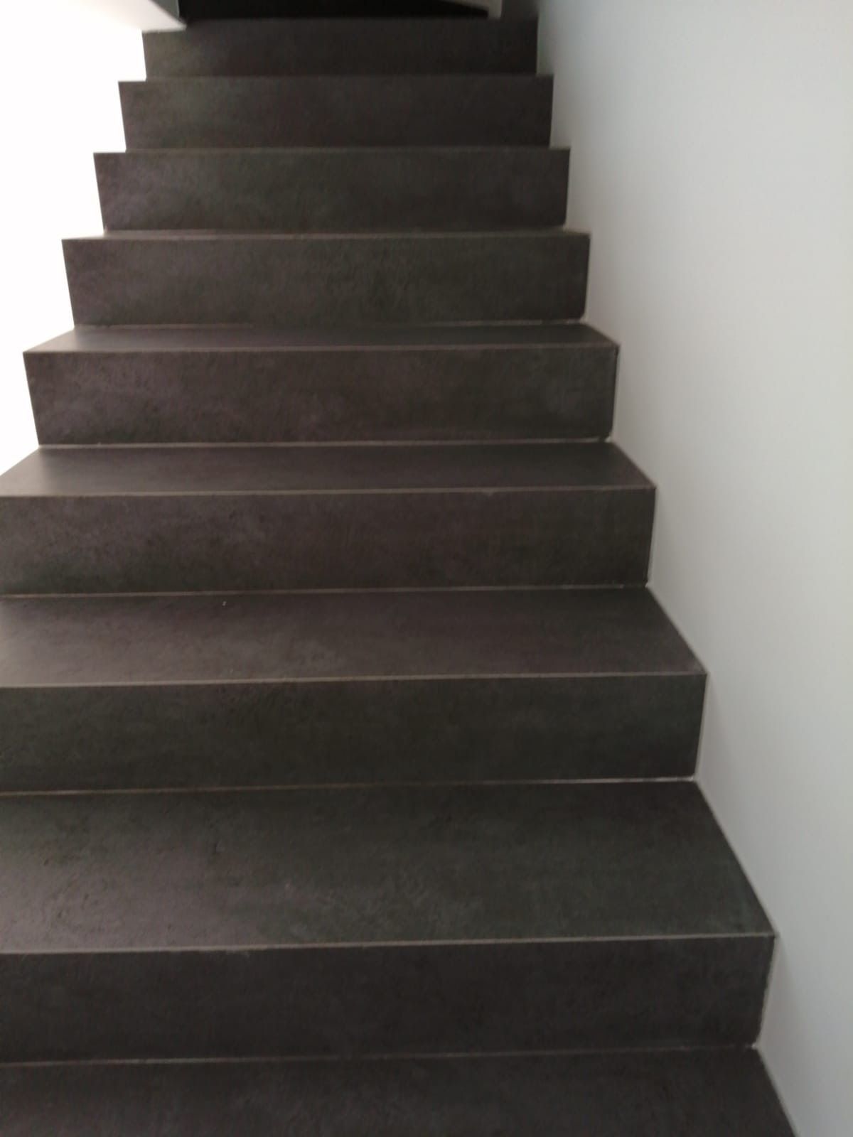 Un primo piano di una rampa di scale in una casa.