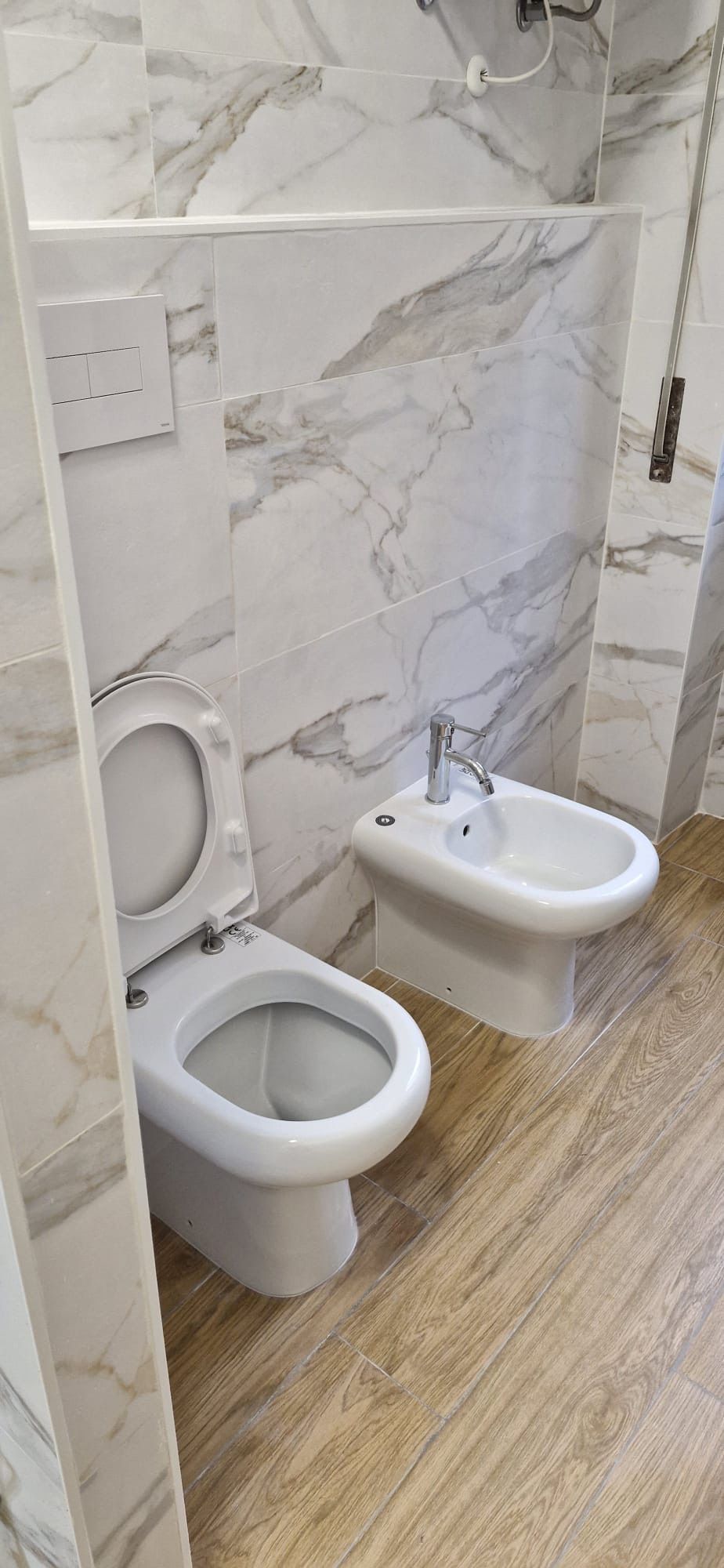 Nel bagno c'è un water e un bidet.