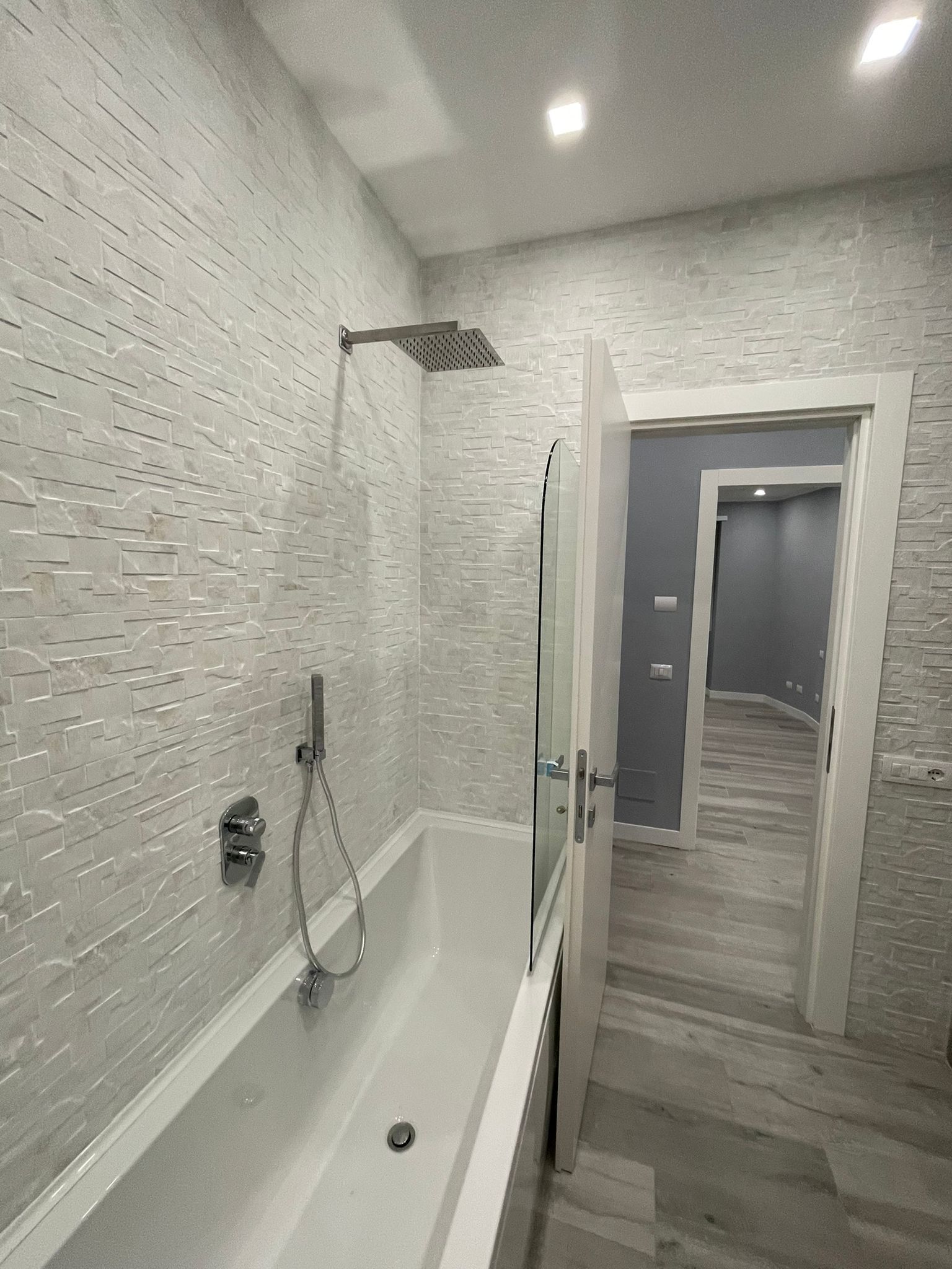 Un bagno con vasca e soffione doccia.