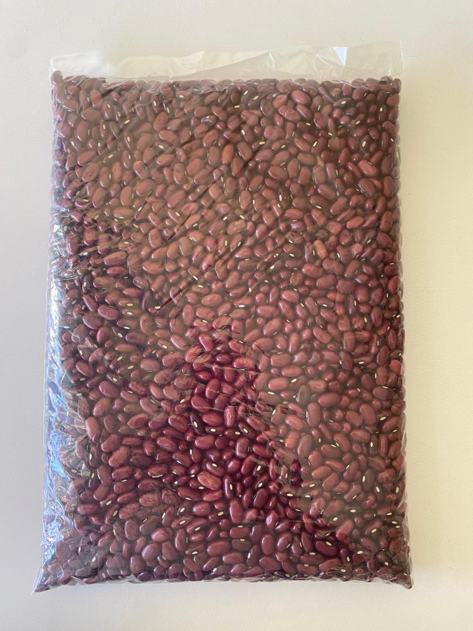 Bolsa de frijoles rojos secos.