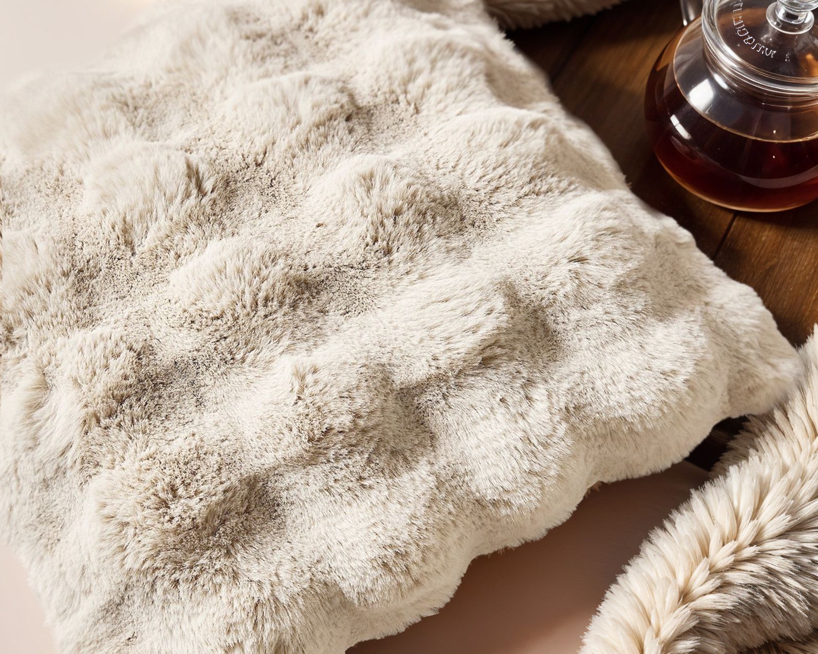 Pom Rabbit Fur sierkussen Beige