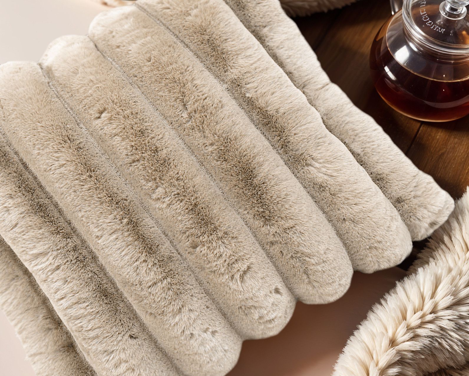 Rib Rabbit Fur Sierkussen