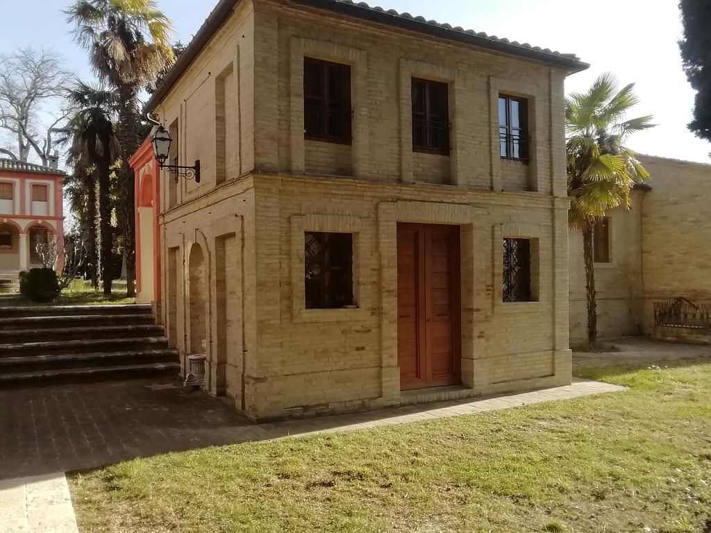 un piccolo edificio in mattoni con molte finestre