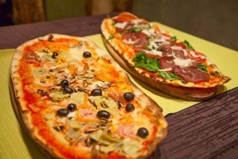 due pizze ovali servite su un tagliere
