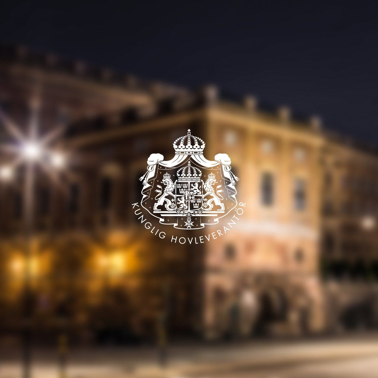 Kungliga Hovleverantörsföreningens logotyp mot en bild av Kungliga Slottet i Stockholm