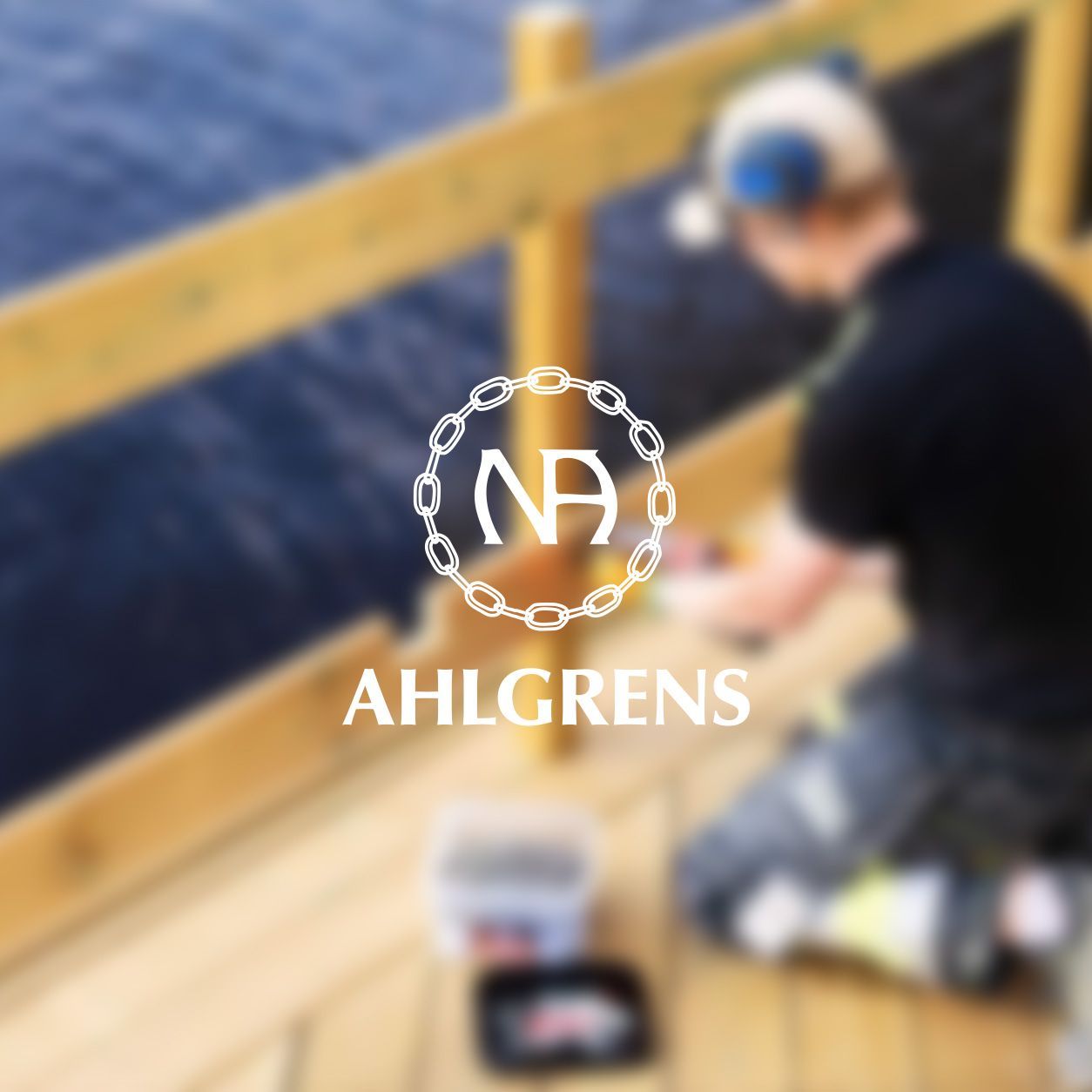 Llogotypen för Nils Ahlgren mot en bild på en hantverkare som använder skruv