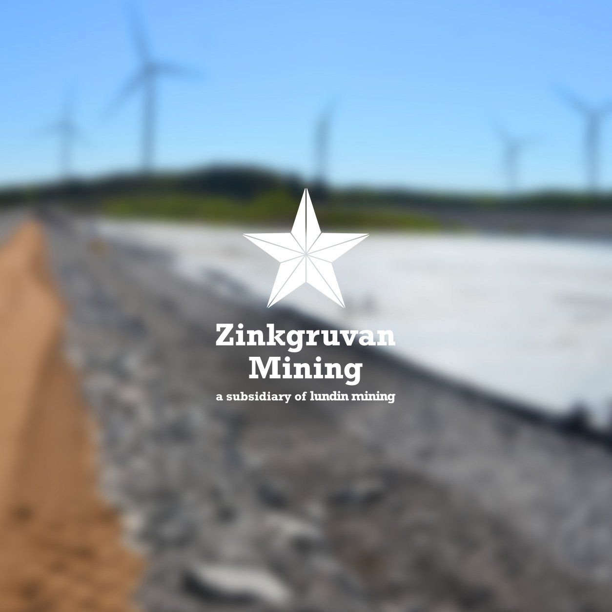 Zinkgruvan Minings logotyp mot en landskapsbild av en av gruvans dammar