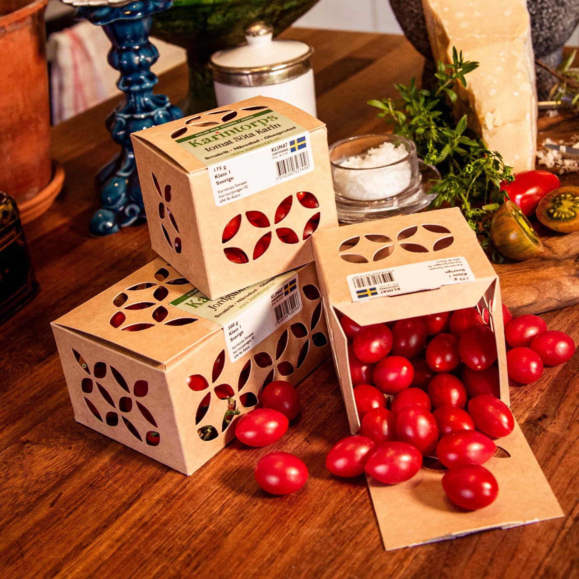 Små plommontomater i sina förpackningar