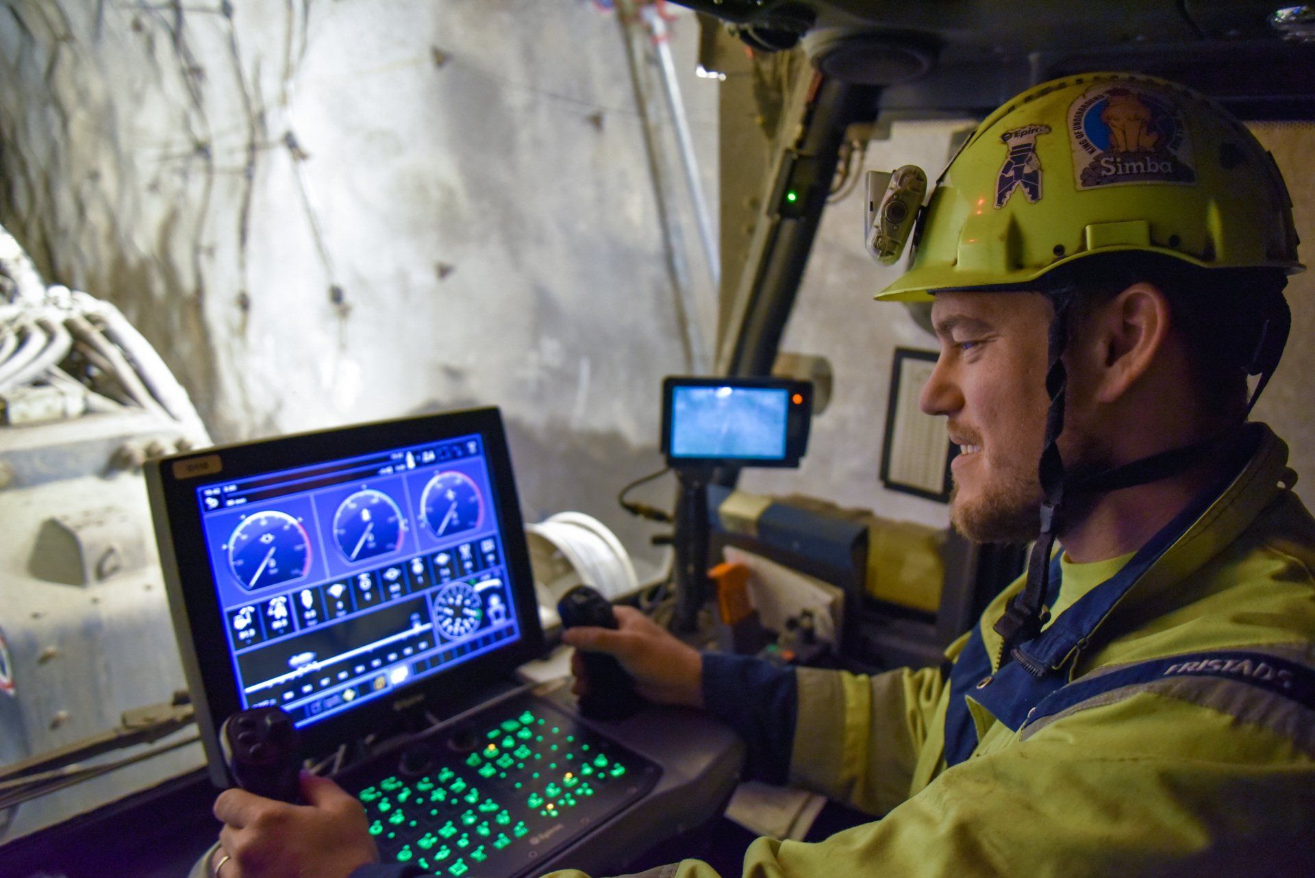 Förare styr en simba-borr nere i Zinkgruvan