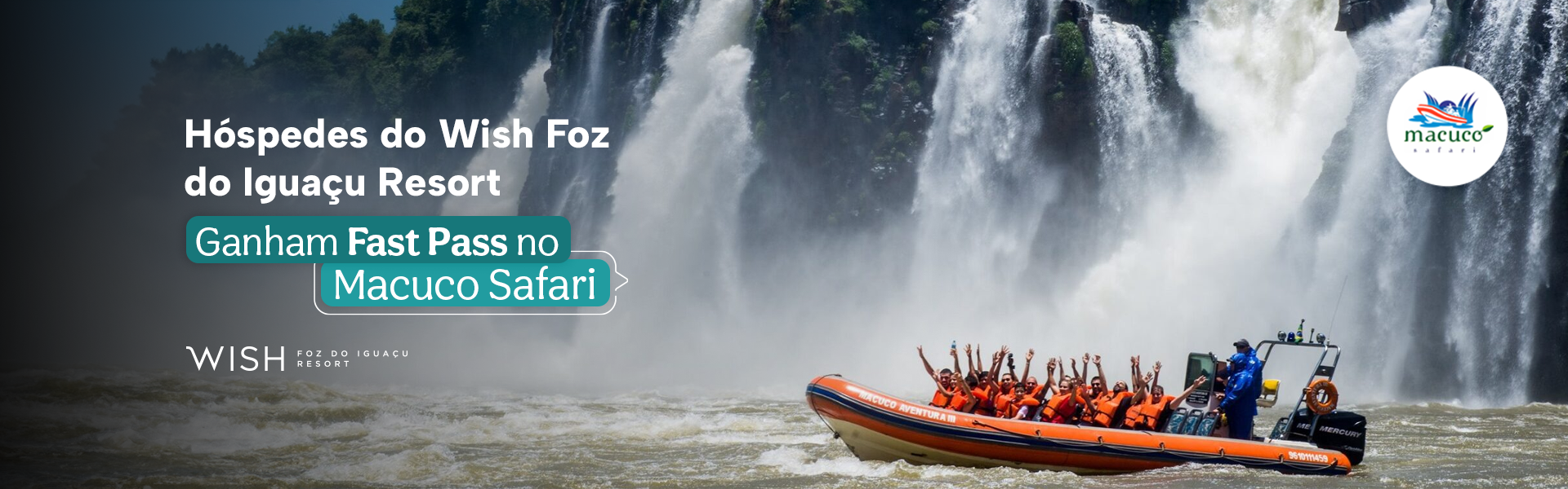 Um grupo de pessoas está em um barco em frente a uma cachoeira.