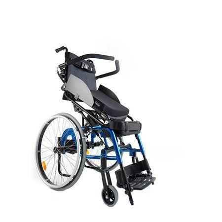 Ein blau-schwarzer Rollstuhl steht auf einer weißen Fläche.