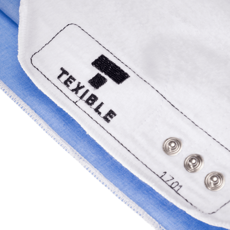 Eine Nahaufnahme eines T-Shirts mit der Aufschrift „Texible“