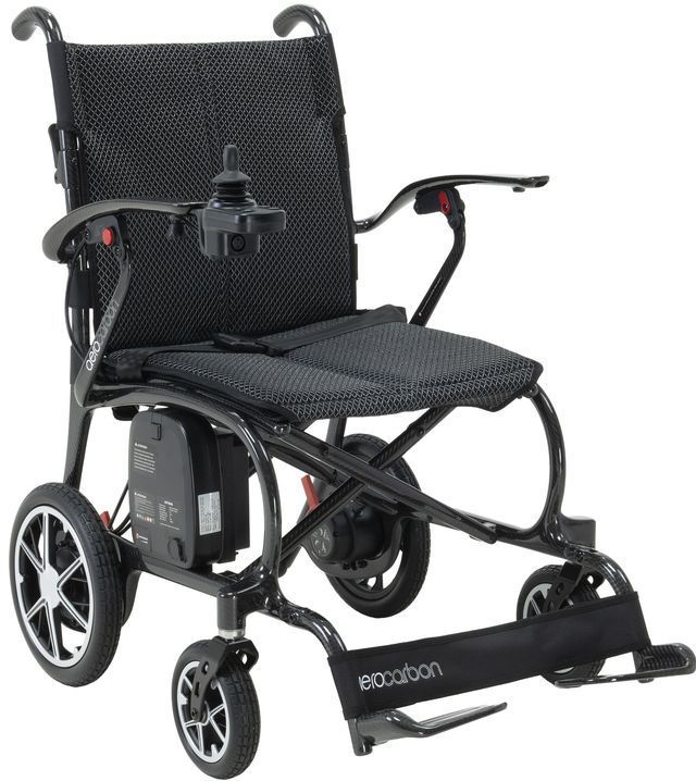 Ein silberner Elektromobil mit einem Korb auf der Vorderseite auf weißem Hintergrund.