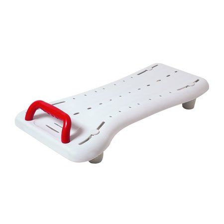 Eine weiße Badewannenbank mit rotem Griff auf weißem Hintergrund.