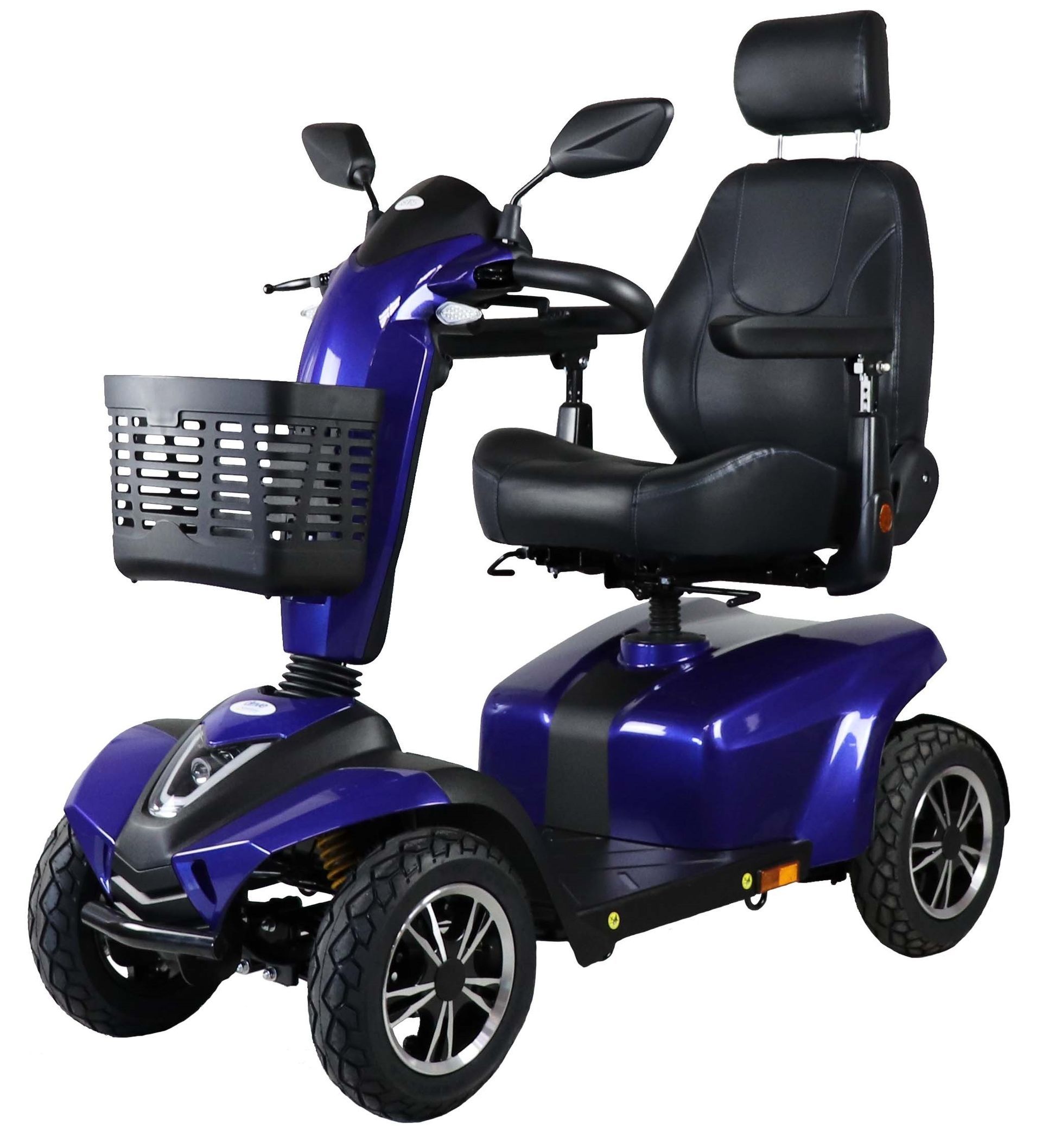 Auf einem weißen Hintergrund steht ein blauer Elektromobil mit einem Korb an der Vorderseite.