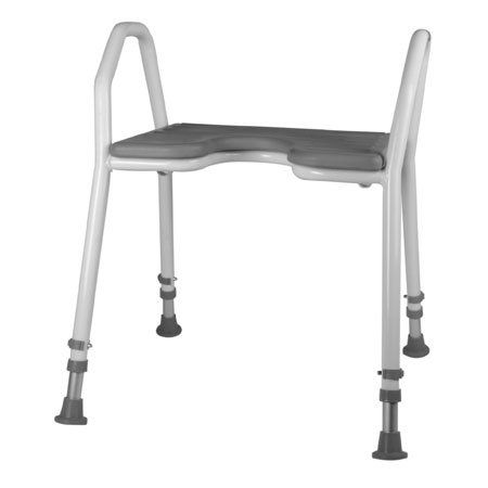 Ein Schwarzweißfoto eines Hockers mit Griff auf weißem Hintergrund.