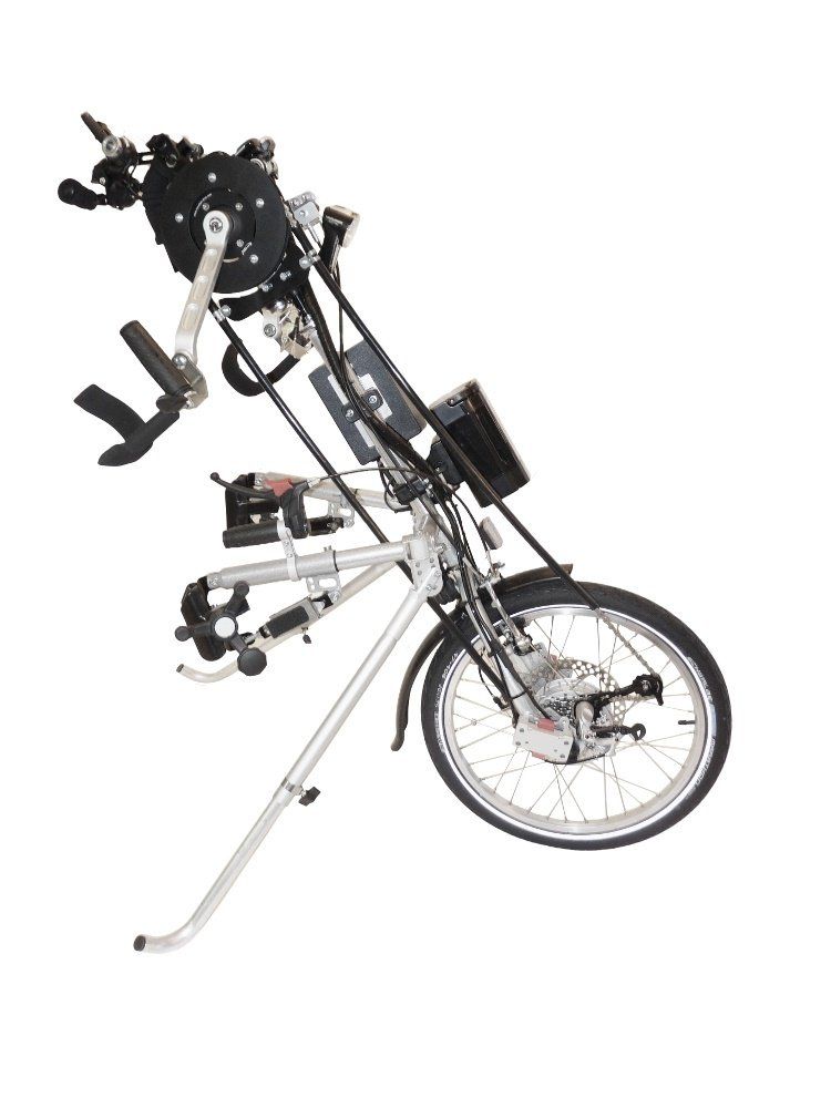 Auf einem weißen Hintergrund steht ein Rollstuhl auf einem Fahrrad.