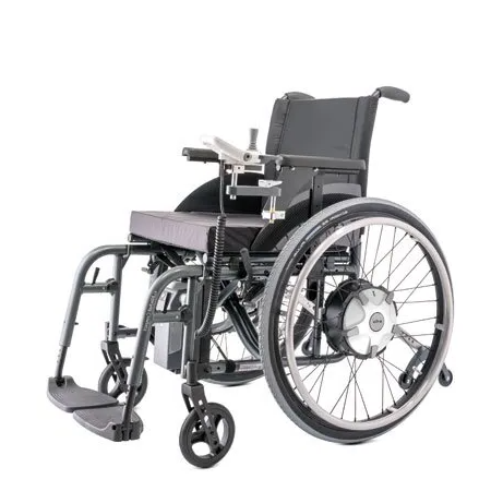 Ein schwarzer Rollstuhl mit einem daran befestigten Motor auf einem weißen Hintergrund.