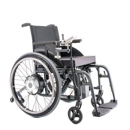 Ein schwarzer Rollstuhl mit einem daran befestigten Motor auf einem weißen Hintergrund.