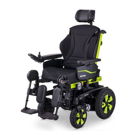 Ein schwarz-grüner Elektrorollstuhl auf weißem Hintergrund.
