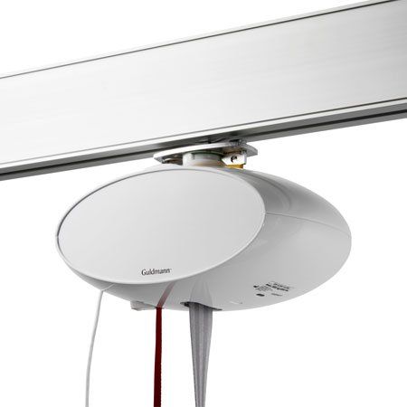 Ein weißer Gegenstand mit einer roten Kordel ist an einem Geländer befestigt