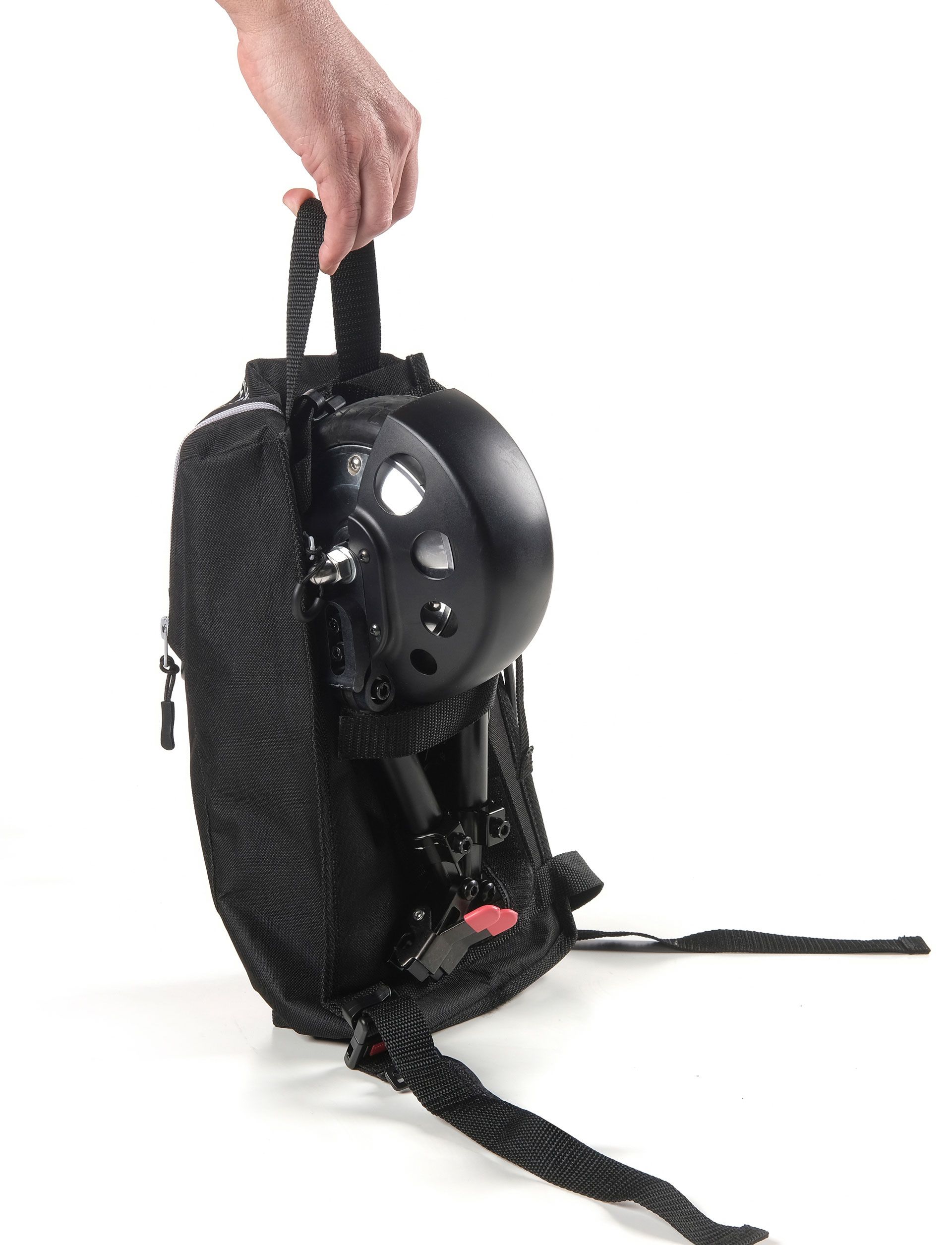 Eine Person hält einen schwarzen Rucksack mit einem Helm darin.