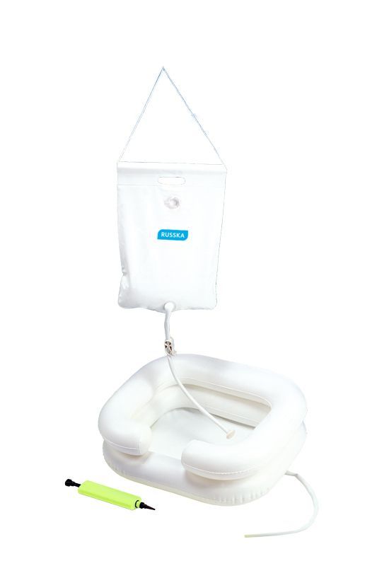 Eine weiße aufblasbare Badewanne mit angeschlossener Pumpe.