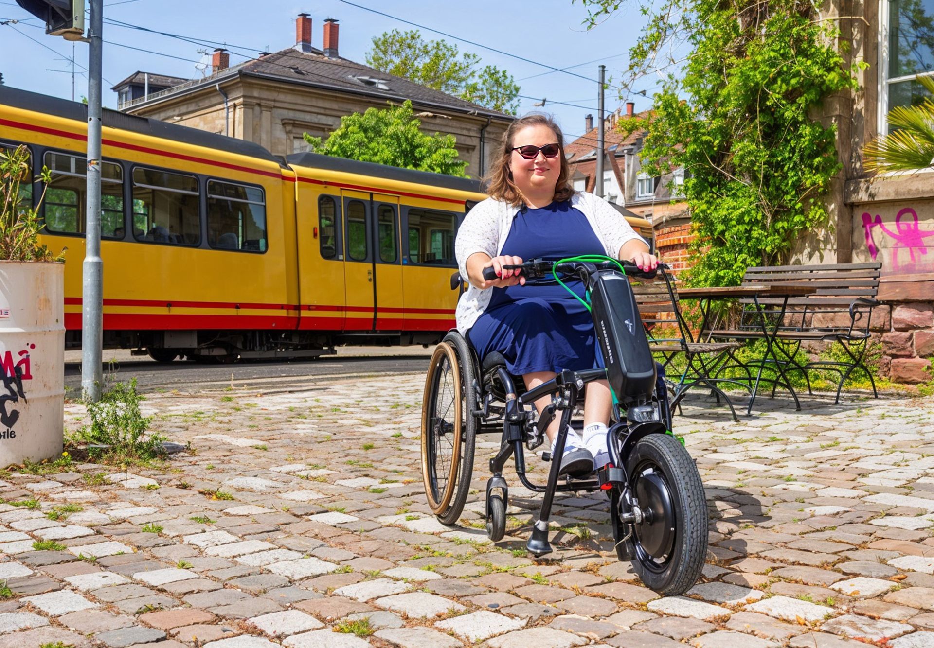 Eine Frau im Rollstuhl fährt einen Elektroroller.