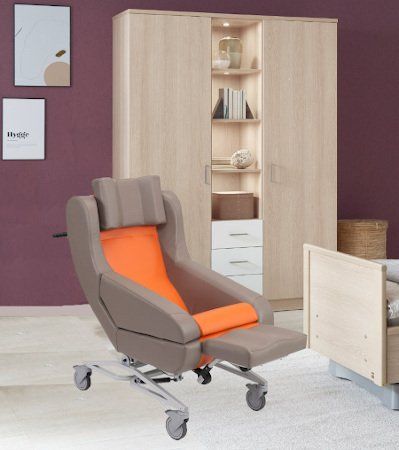 Ein Stuhl mit einem orangefarbenen Kissen steht in einem Zimmer neben einem Bett