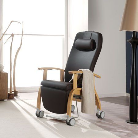 Ein Stuhl mit Rädern steht in einem Wohnzimmer neben einer Lampe