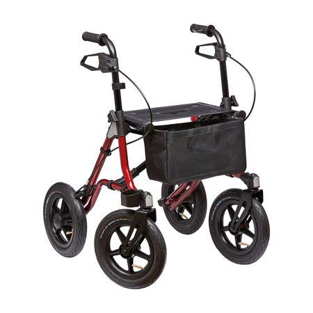 Ein roter Rollator mit schwarzen Rädern und einem schwarzen Korb auf weißem Hintergrund.