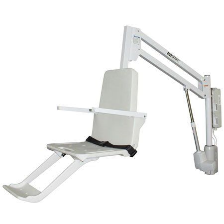 Ein weißer Schwimmbadlift mit einem daran befestigten Sitz.