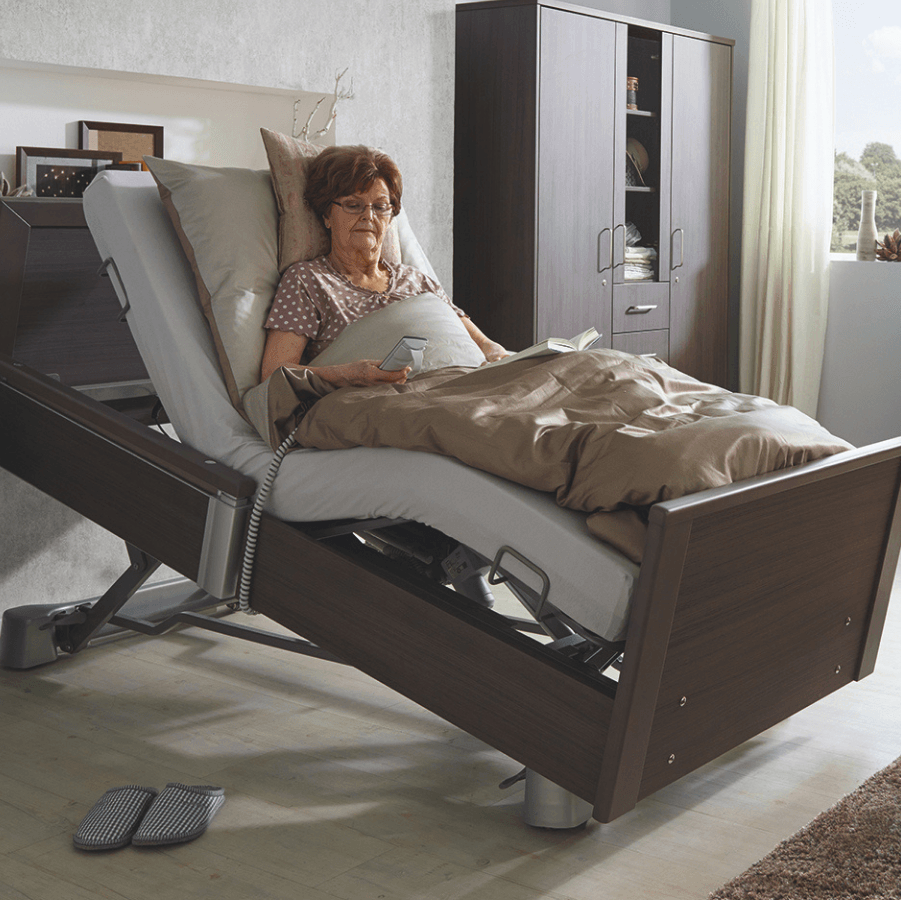 Eine Frau liegt in einem verstellbaren Krankenhausbett