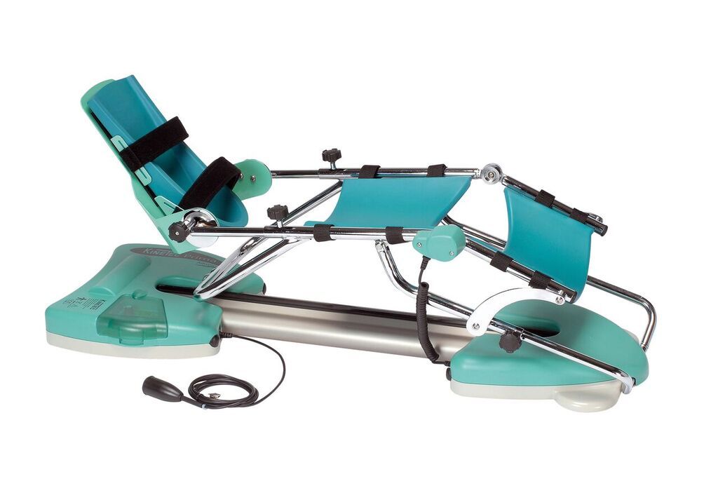 Ein blau-weißes Trainingsgerät mit einem daran befestigten Kabel