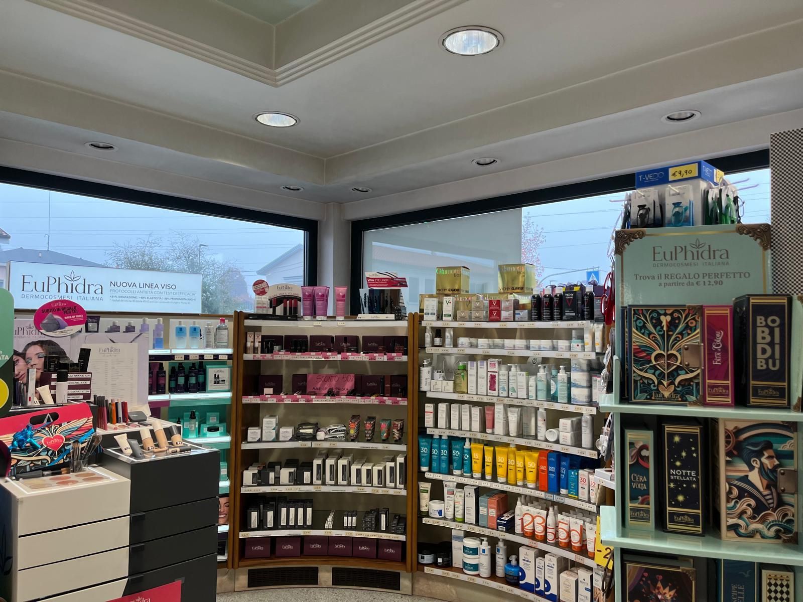 Una farmacia con molti scaffali e un bancone