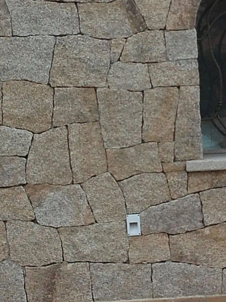 Irregular split cladding