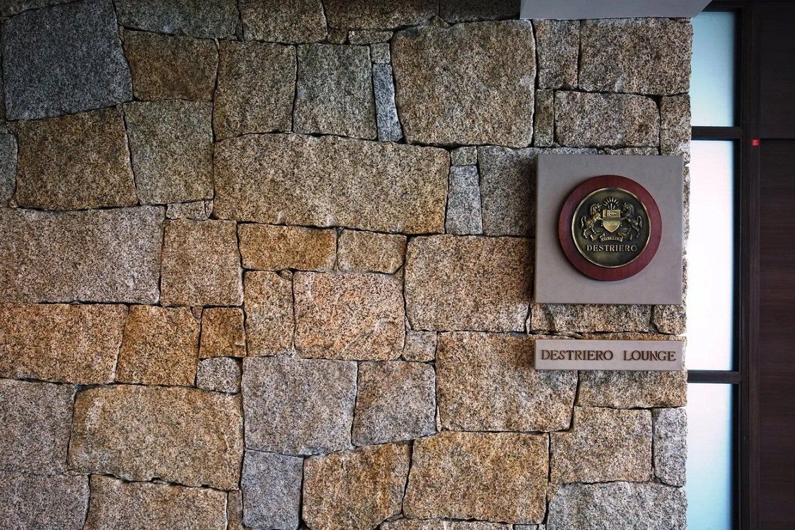 Irregular split cladding