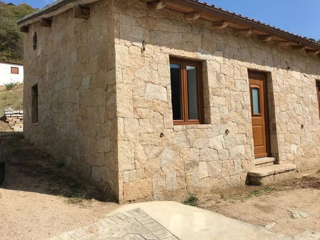 Irregular split cladding