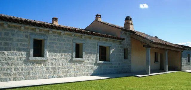 Regular split cladding