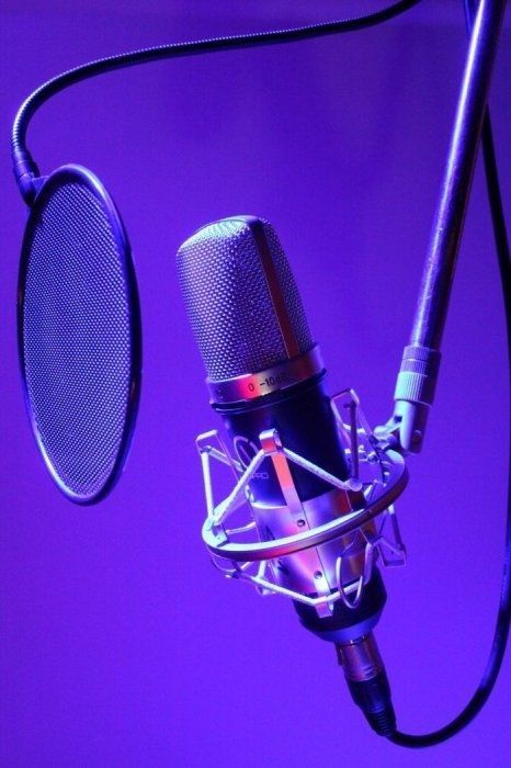 A microphone with a pop filter attached to it