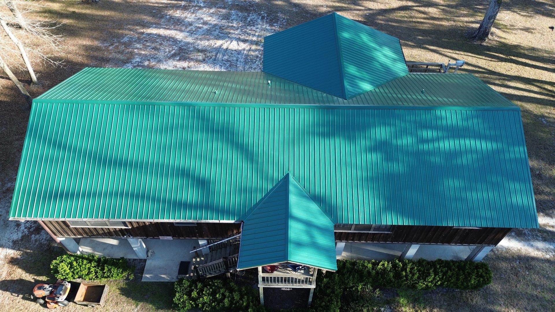 A property with a metal roof on it in Lake City, FL.