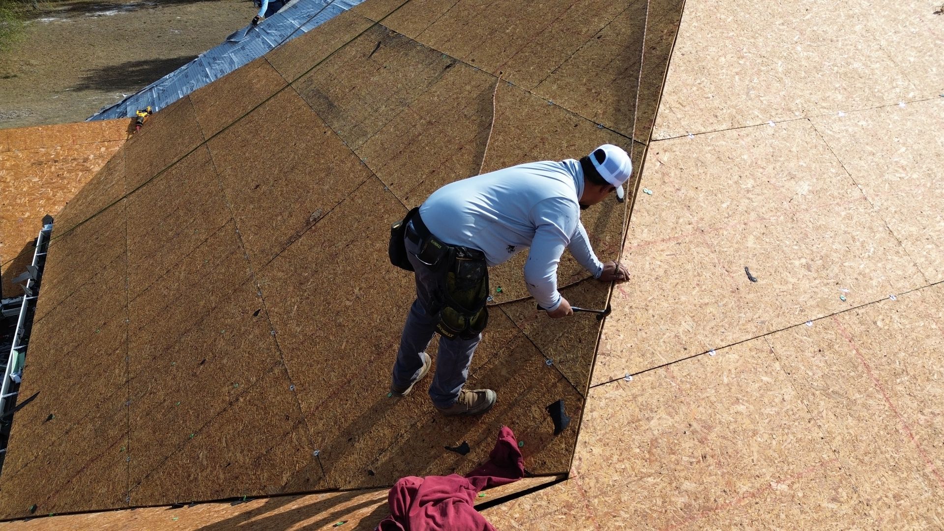 A roofer helping a client with roofing services. 