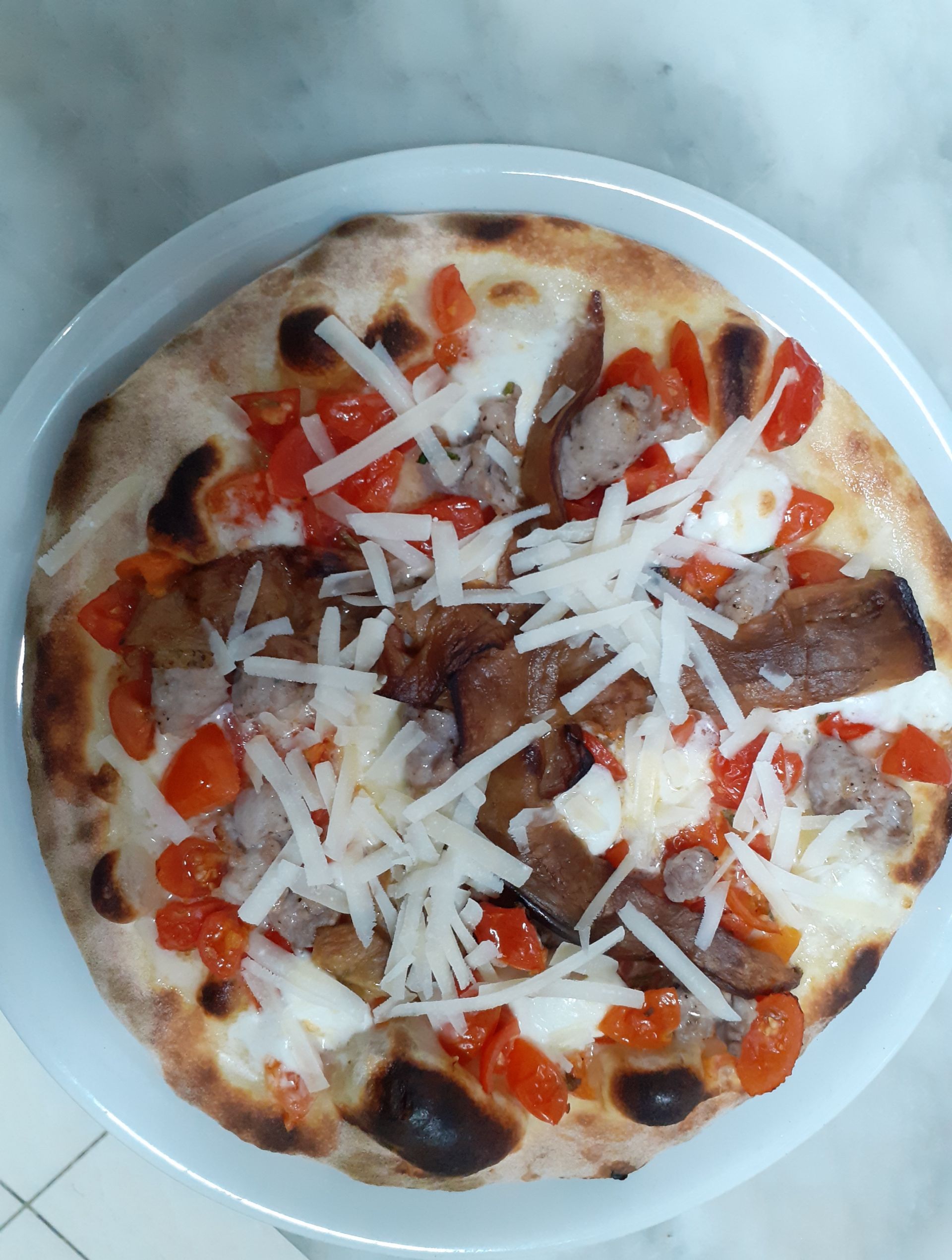 Pizza con ingredienti di stagione