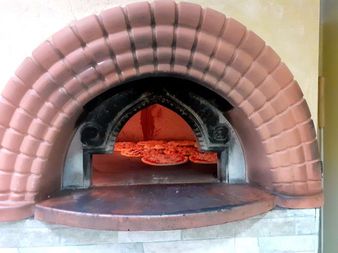 Pizza cotta nel forno a legna