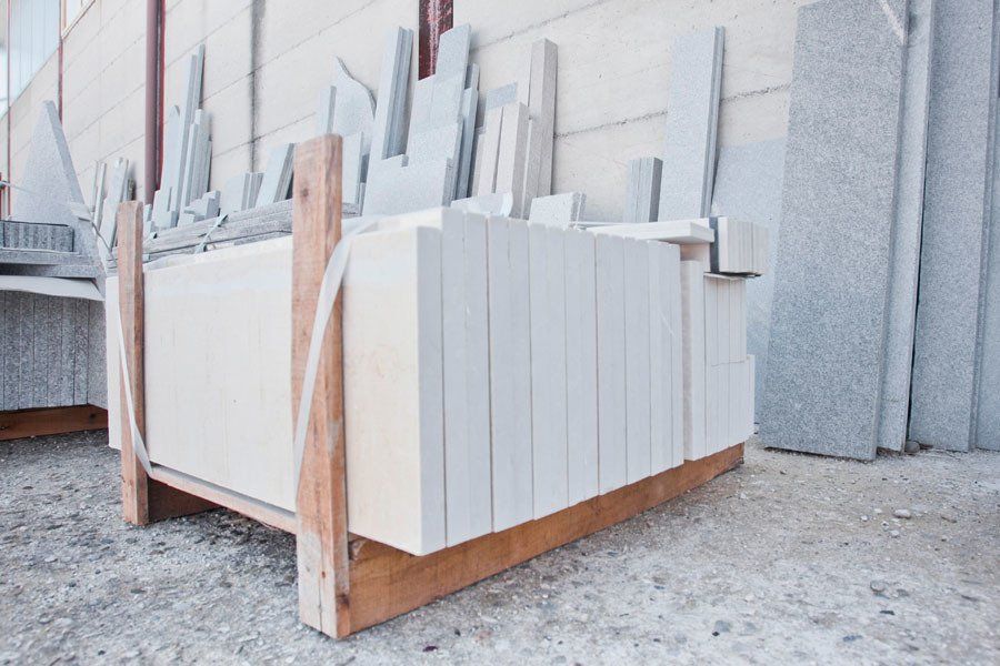 Lavorazione di lastre di marmo