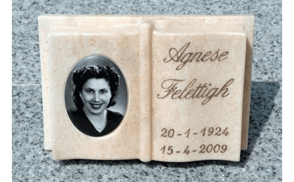 Lapidi con fotografie del defunto