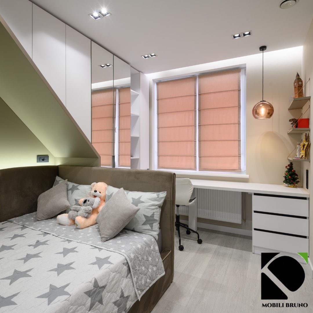 Camera da letto per bambini con letto, scrivania, spazio per riporre le cose e una finestra con persiane rosa.